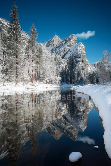 Vista panorámica del río Merced y el paisaje invernal, Yosemite, California, América, EE.UU. - foto de stock