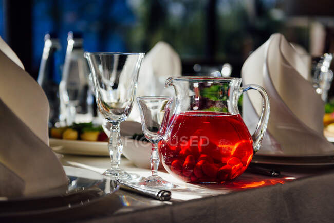 Cenário de mesa formal colocado com comida e um jarro de sangria — Fotografia de Stock