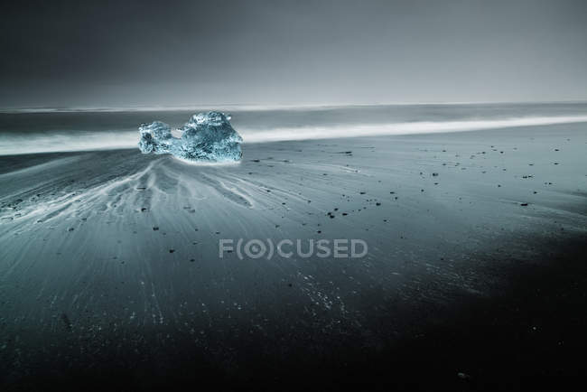 Vista panorámica de la formación de hielo en la playa de arena negra, Islandia - foto de stock