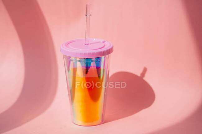 Copa de plástico con una pajita para beber - foto de stock
