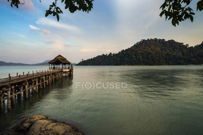 Vista panorámica del embarcadero de madera, Teluk Dalam, isla de Pangkor, Perak, Malasia - foto de stock