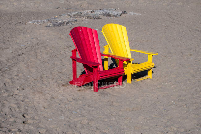 Vista panorámica de dos sillas en una playa, Toronto, Ontario, Canadá. - foto de stock