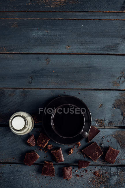 Tasse de café, lait et chocolat noir — Photo de stock
