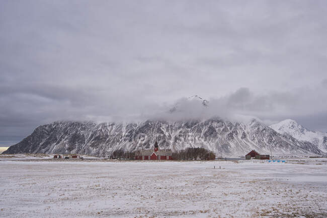 Un hermoso paisaje de las montañas y la nieve cubierta en invierno - foto de stock