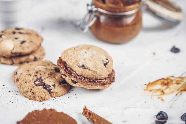 Chocolate chip cookie sandwich with toffee, closeup view — Stock Photo