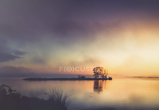 Vista panoramica dell'isola in un lago nebbioso, Island Point, Australia Occidentale, Australia — Foto stock