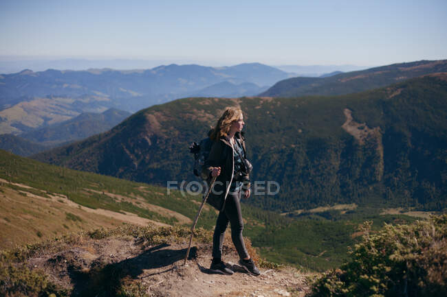 Escursionista donna in piedi in montagna guardando la vista, Ucraina — Foto stock