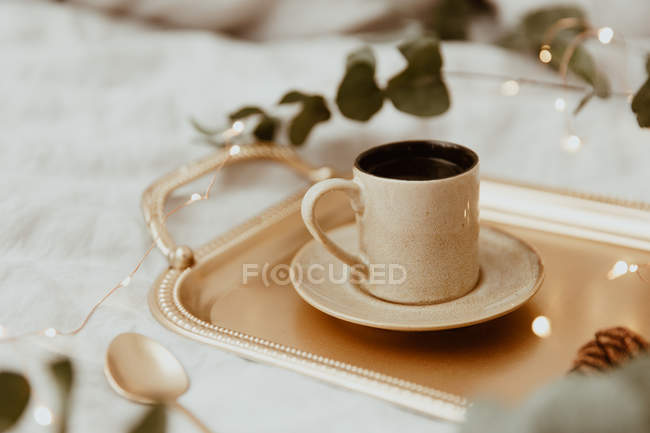 Vista de close-up da xícara de café em uma bandeja — Fotografia de Stock