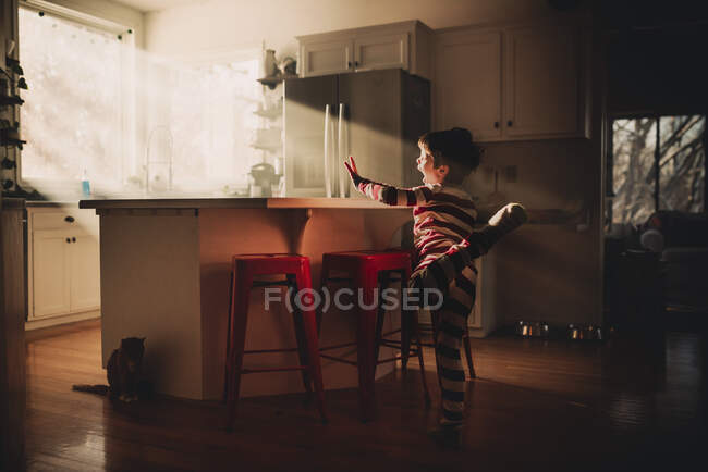 Junge steht in Küche und tanzt — Stockfoto