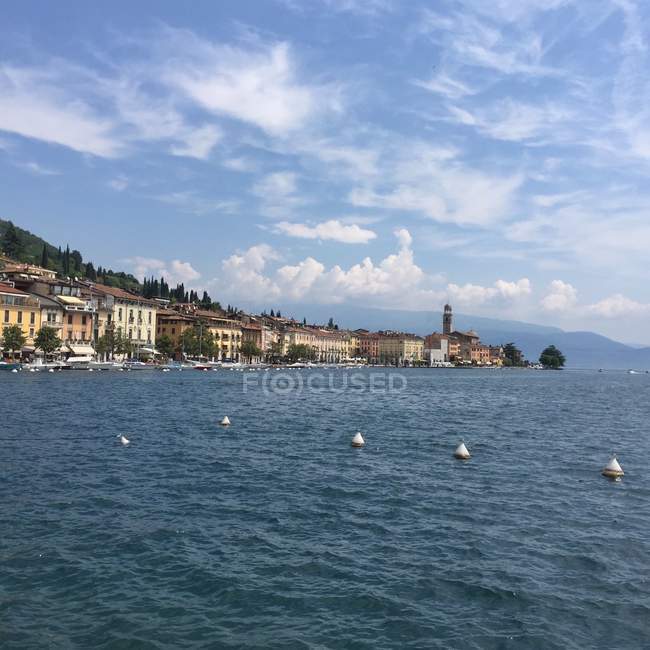 Vue panoramique sur Salo, Lac de Garde, Lombardie, Italie — Photo de stock