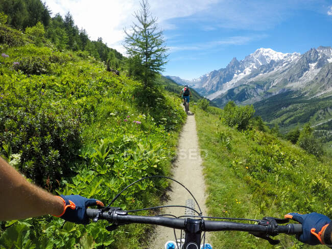 Zwei Männer beim Mountainbiken in den Dolomiten, Cormayeur, Italien — Stockfoto