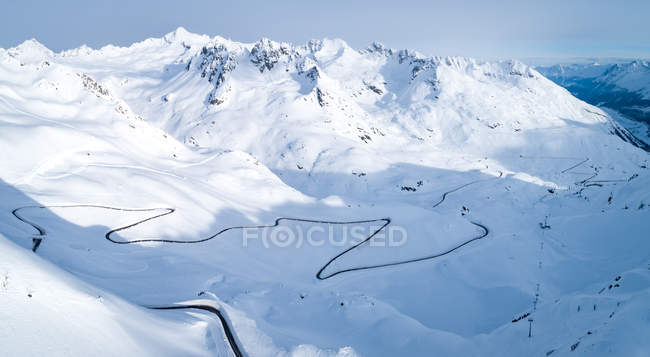 Veduta aerea della strada tortuosa attraverso le montagne, Kaunertal, Landeck, Tirolo, Austria — Foto stock