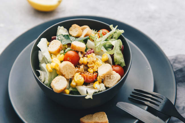 A bowl of salad with croutons, closeup view — Stock Photo