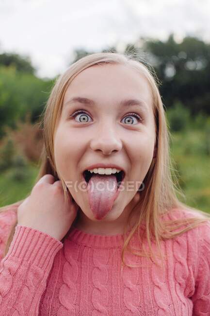 Ritratto di una ragazza che sporge la lingua — Foto stock