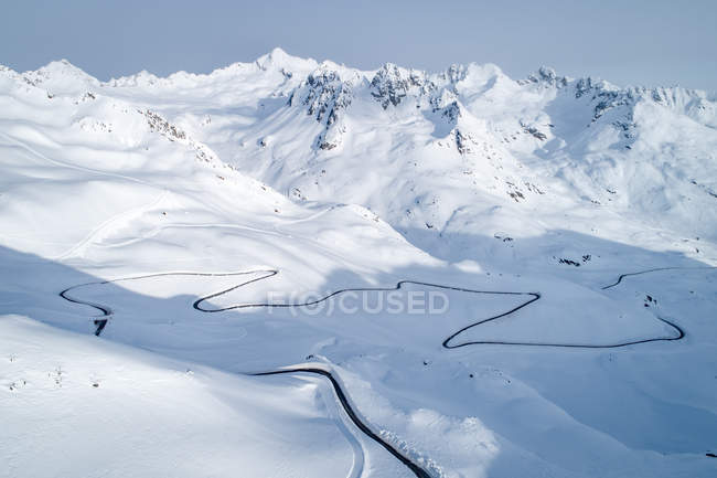 Vista aérea da estrada sinuosa através das montanhas, Kaunertal, Landeck, Tirol, Áustria — Fotografia de Stock