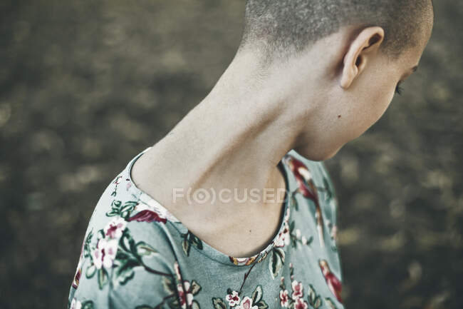 Portrait d'une jeune femme avec une tête rasée — Photo de stock