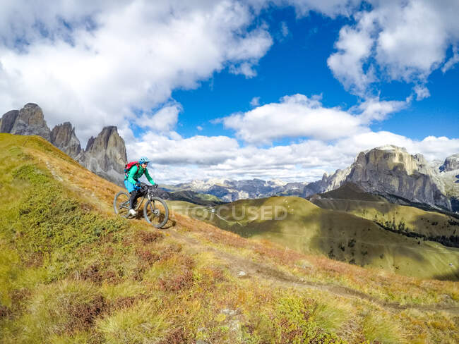Femme VTT dans les Dolomites, Val Gardena, Tyrol du Sud, Italie — Photo de stock
