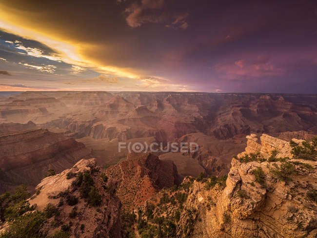 Vue panoramique sur le coucher du soleil sur le Grand Canyon, Arizona, Amérique, USA — Photo de stock