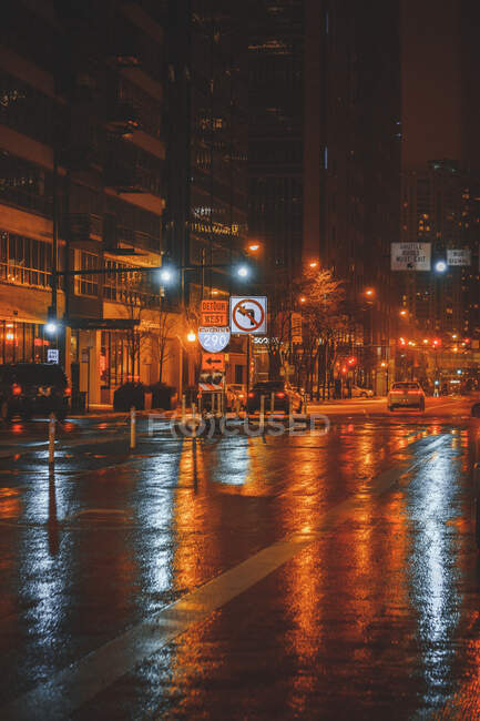 City street in the rain at night, Chicago, Illinois, America, USA — Fotografia de Stock