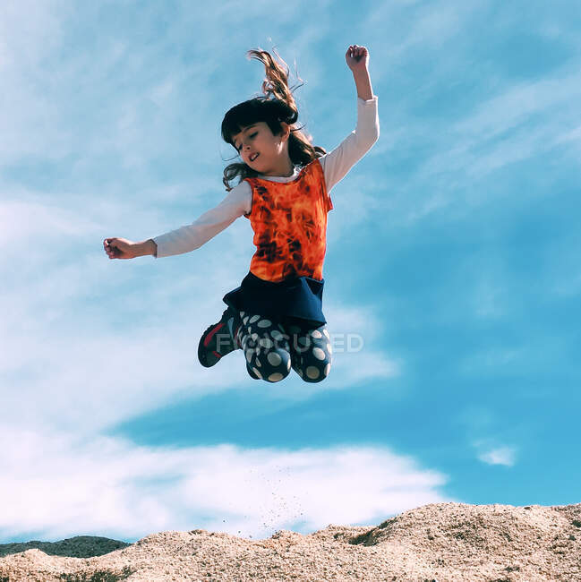 Fille sautant dans l'air — Photo de stock