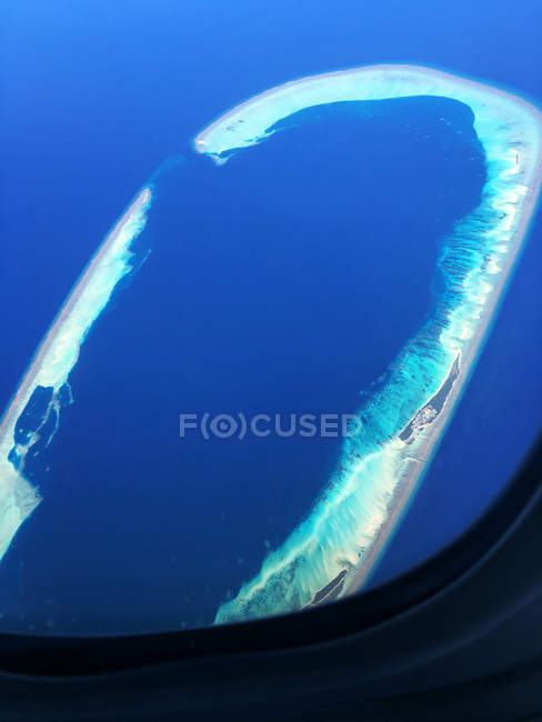 Вид с воздуха на тропический атолл с самолета, Мальдивы — стоковое фото