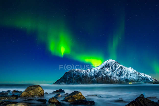 Vista panorâmica das luzes do norte, Lofoten, Nordland, Noruega — Fotografia de Stock