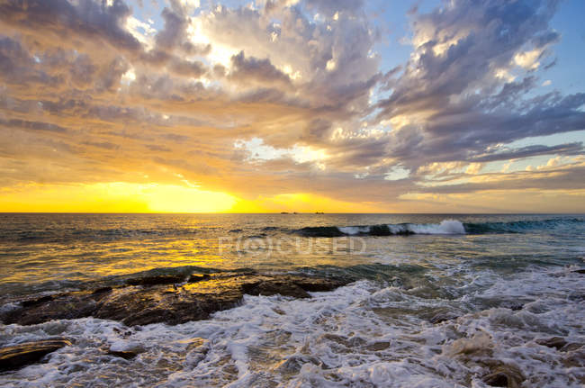 Paysage de plage au coucher du soleil, Perth, Australie occidentale, Australie — Photo de stock