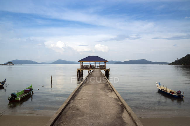 Vue panoramique sur la jetée des ferries, la plage Teluk Dalam, l'île de Pangkor, Perak, Malaisie — Photo de stock