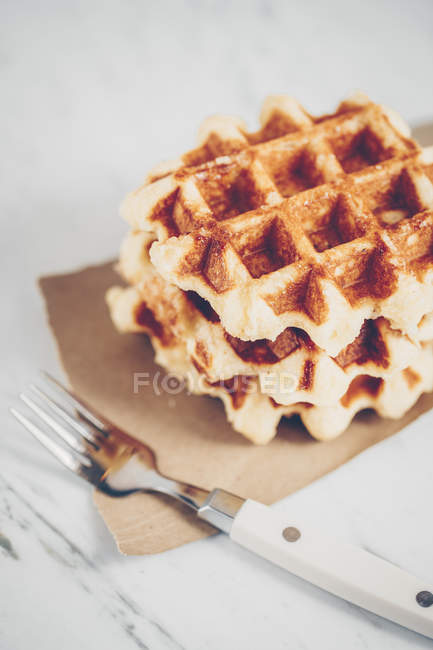 Pilha de waffles belgas em guardanapos, vista close-up — Fotografia de Stock