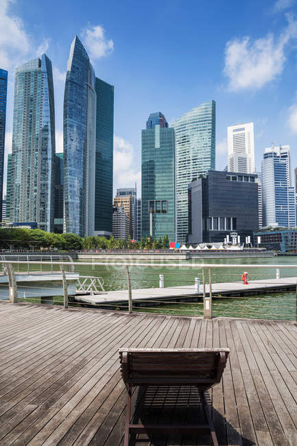 Skyline de la ville et promenade en bord de mer, Singapour — Photo de stock
