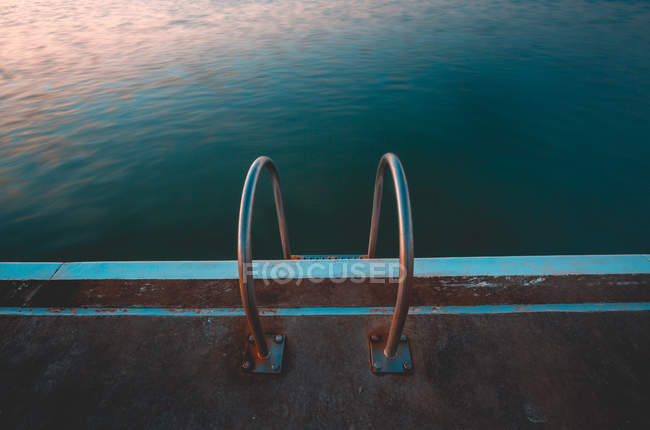 Close-up de passos de metal para os banhos do oceano — Fotografia de Stock