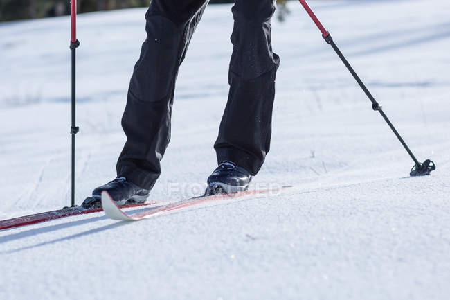 Vista de perto de um esquiador em pé em uma pista de esqui — Fotografia de Stock