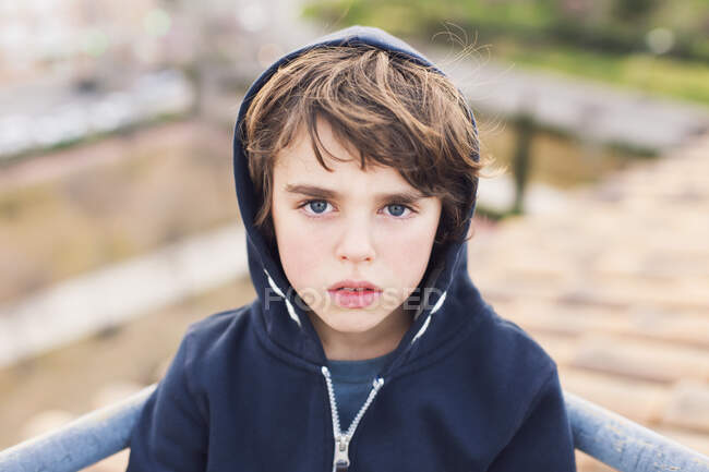 Retrato de primer plano del niño con capucha - foto de stock