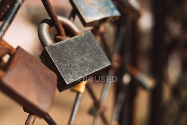 Close-up de cadeados em uma cerca de metal — Fotografia de Stock