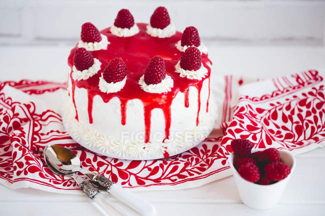 Sponge cake with raspberries, cream with raspberry coulis — Stock Photo