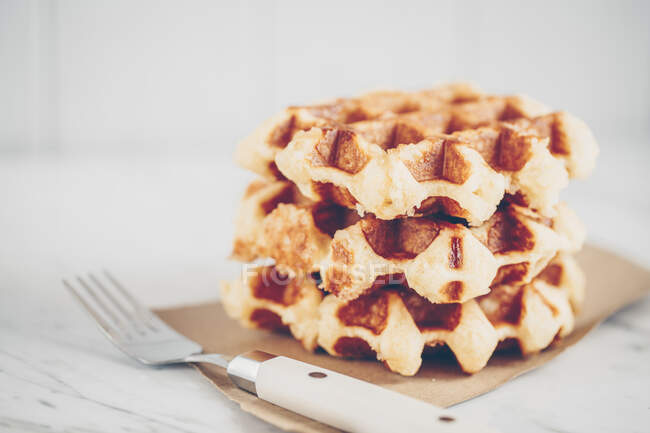Stack di waffle belgi su tovaglioli — Foto stock