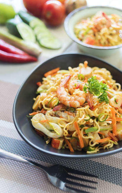 Malaysian style maggi goreng noodles with prawns — Stock Photo