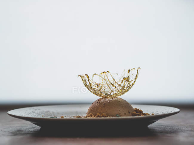 Десерт из яблок и имбиря с карамельным декором — стоковое фото