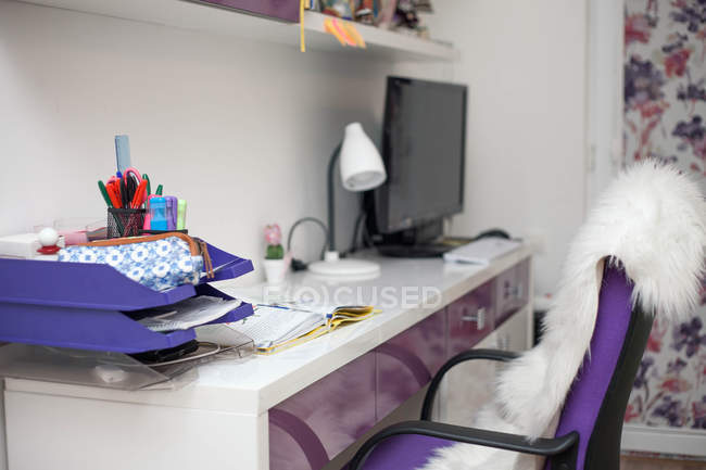 Внутрішній вигляд робочого столу в спальні дівчини-підлітка — стокове фото