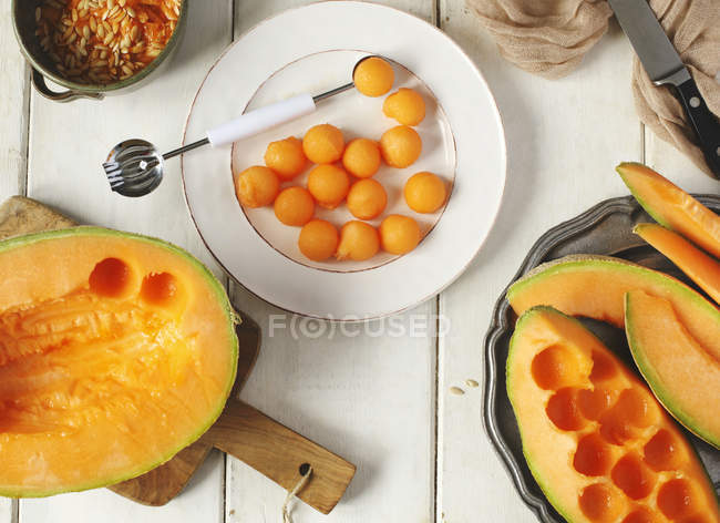 Frische süße Cantaloupe Melone auf dem weißen Tisch — Stockfoto