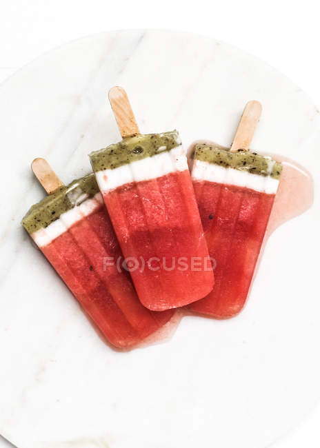 Drei Wassermelonen-Eis-Lollies, Nahaufnahme — Stockfoto