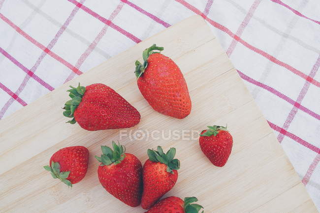 Fresas en una tabla de cortar, vista de cerca - foto de stock