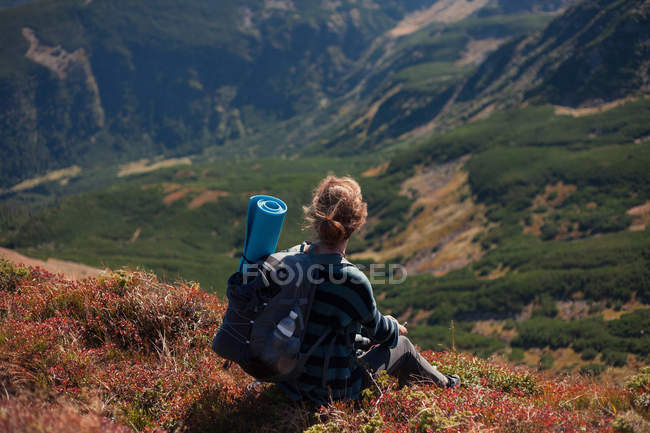 Frau sitzt am Berghang und macht ein Foto, Ukraine — Stockfoto
