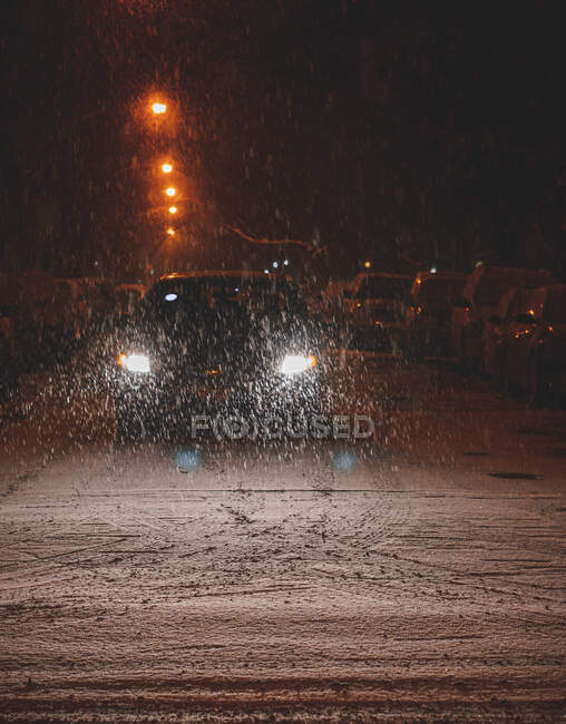 Carro dirigindo na neve, Chicago, América, EUA — Fotografia de Stock