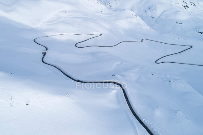 Пташиного польоту заводяча дорога через гори, регіоні Каунерталь, місті Landeck, Тіроль, Австрія — стокове фото