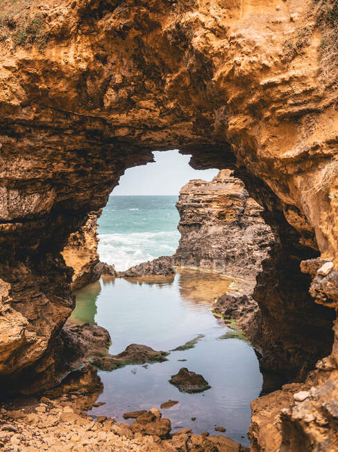 Belle vue sur la côte de la mer à travers l'arche rocheuse — Photo de stock