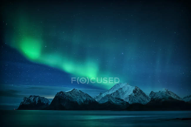 Vista panoramica delle aurore boreali sul Monte. Himmeltinden, Lofoten, Nordland, Norvegia — Foto stock