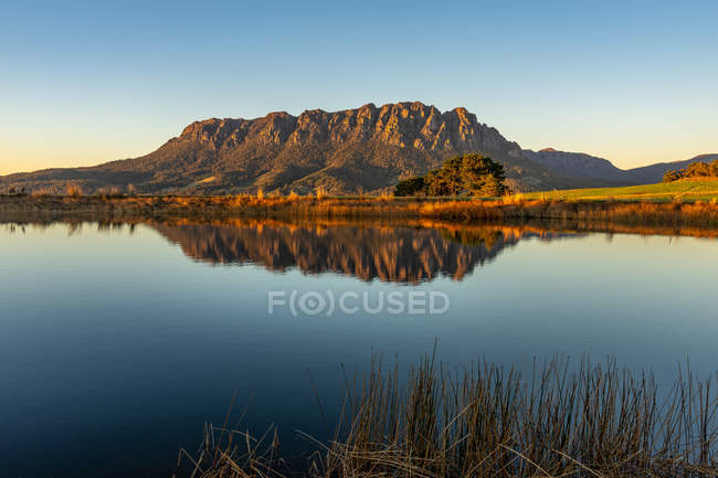 Vista panorámica del Monte Roland al amanecer, Tasmania, Australia - foto de stock