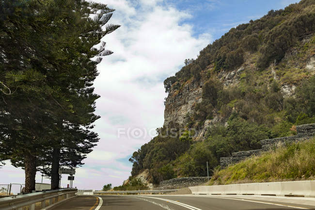 Road leading to Sea cliff bridge, Sydney, Nova Gales do Sul, Austrália — Fotografia de Stock