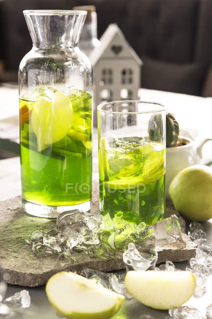 Vista close-up de limonada de maçã e hortelã na mesa — Fotografia de Stock